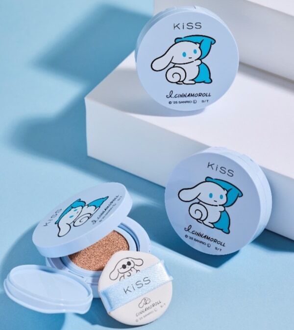 KiSSの薄膜ハイカバークッションファンデが、アイシナモロールとコラボした数量限定デザインで登場