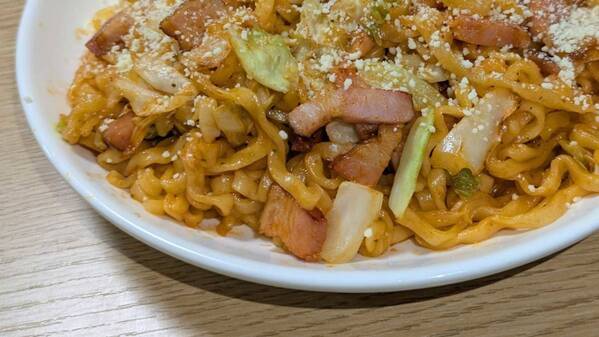 夏に食べたい旨辛No.1!?　日清「ポックンミョン」カルボ＆チーズを食べ比べてみた