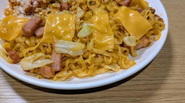 夏に食べたい旨辛No.1!?　日清「ポックンミョン」カルボ＆チーズを食べ比べてみた