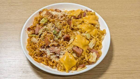 夏に食べたい旨辛No.1!?　日清「ポックンミョン」カルボ＆チーズを食べ比べてみた