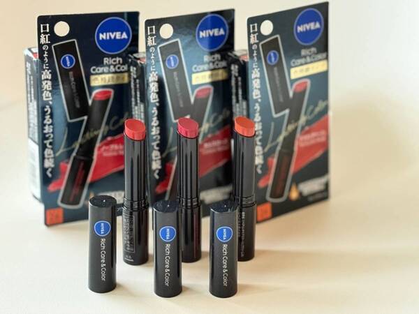 あの伝説の美発色リップが待望の定番化！　NIVEA「リッチケア＆カラーリップ 色持続タイプ」全3色をレビュー