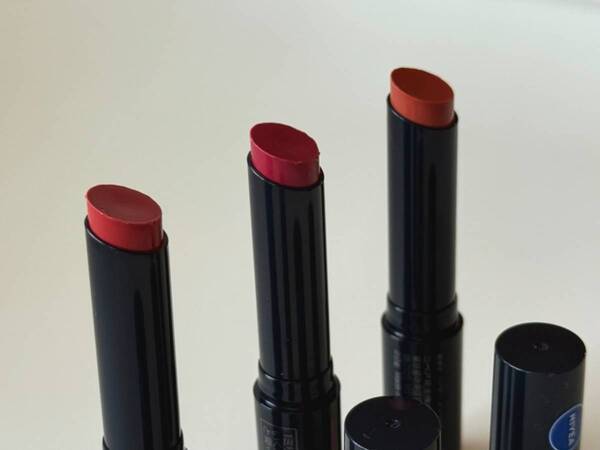 あの伝説の美発色リップが待望の定番化！　NIVEA「リッチケア＆カラーリップ 色持続タイプ」全3色をレビュー