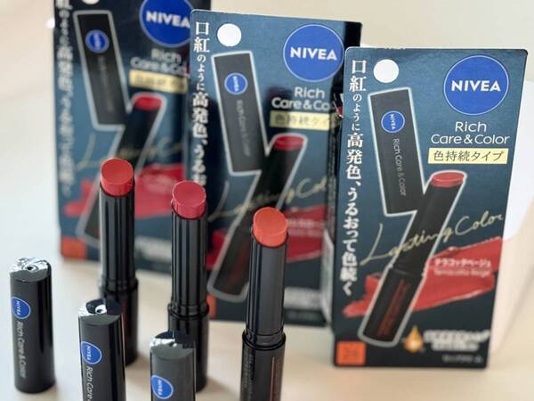 あの伝説の美発色リップが待望の定番化！　NIVEA「リッチケア＆カラーリップ 色持続タイプ」全3色をレビュー
