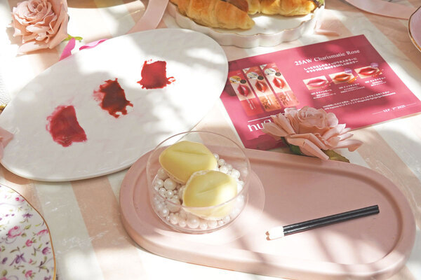 ローズ＆ピーチのスイーツが“大人かわいい”！　アップトゥーミー「ハグマイリップ」の世界観を詰めこんだ期間限定アフタヌーンティー開催