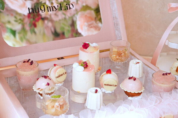 ローズ＆ピーチのスイーツが“大人かわいい”！　アップトゥーミー「ハグマイリップ」の世界観を詰めこんだ期間限定アフタヌーンティー開催