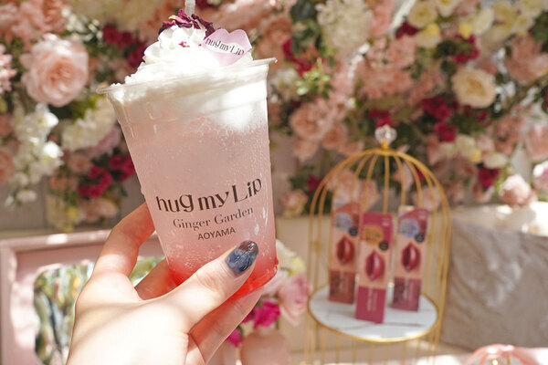 ローズ＆ピーチのスイーツが“大人かわいい”！　アップトゥーミー「ハグマイリップ」の世界観を詰めこんだ期間限定アフタヌーンティー開催