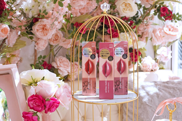 ローズ＆ピーチのスイーツが“大人かわいい”！　アップトゥーミー「ハグマイリップ」の世界観を詰めこんだ期間限定アフタヌーンティー開催
