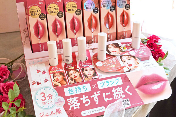 ローズ＆ピーチのスイーツが“大人かわいい”！　アップトゥーミー「ハグマイリップ」の世界観を詰めこんだ期間限定アフタヌーンティー開催