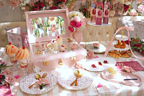 ローズ＆ピーチのスイーツが“大人かわいい”！　アップトゥーミー「ハグマイリップ」の世界観を詰めこんだ期間限定アフタヌーンティー開催