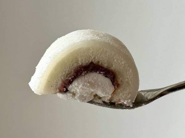 愛され「ふわもち」食感と和のハーモニー！　リニューアルした「おもちで包んだロールケーキ」にファン急増の予感