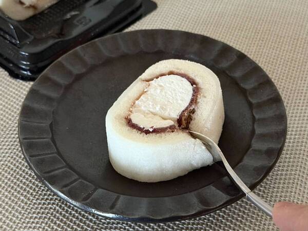 愛され「ふわもち」食感と和のハーモニー！　リニューアルした「おもちで包んだロールケーキ」にファン急増の予感