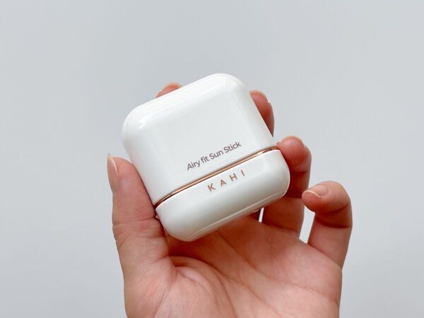 期待以上のサラサラ。KAHI「エアリーフィット サンスティック」が日焼け止めのプチ悩みを一掃