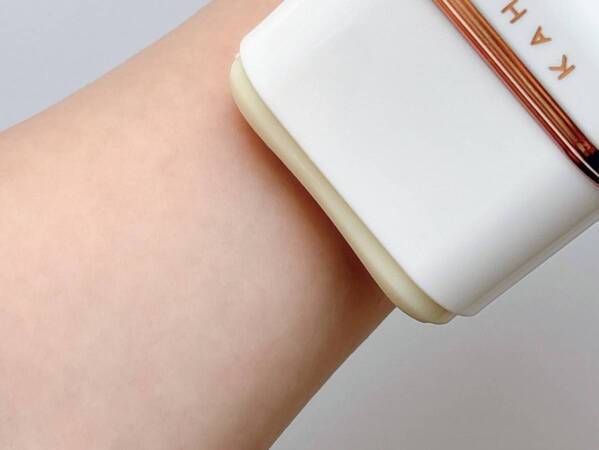 期待以上のサラサラ。KAHI「エアリーフィット サンスティック」が日焼け止めのプチ悩みを一掃