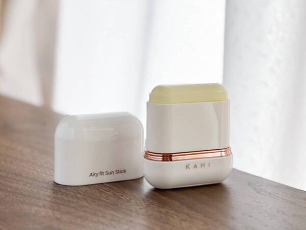期待以上のサラサラ。KAHI「エアリーフィット サンスティック」が日焼け止めのプチ悩みを一掃