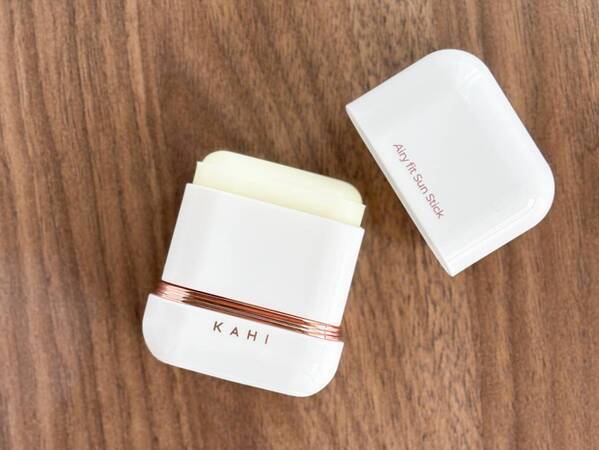期待以上のサラサラ。KAHI「エアリーフィット サンスティック」が日焼け止めのプチ悩みを一掃
