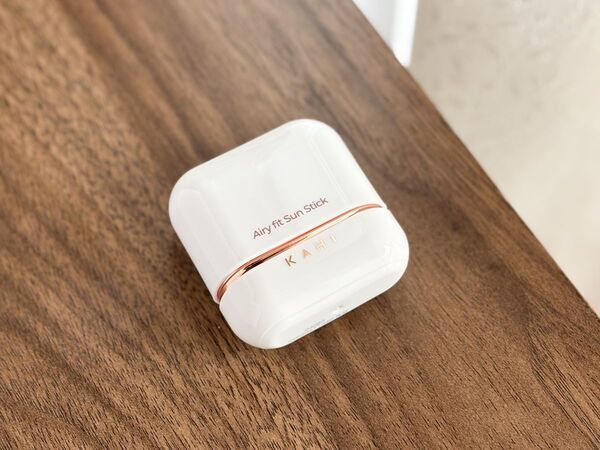 期待以上のサラサラ。KAHI「エアリーフィット サンスティック」が日焼け止めのプチ悩みを一掃