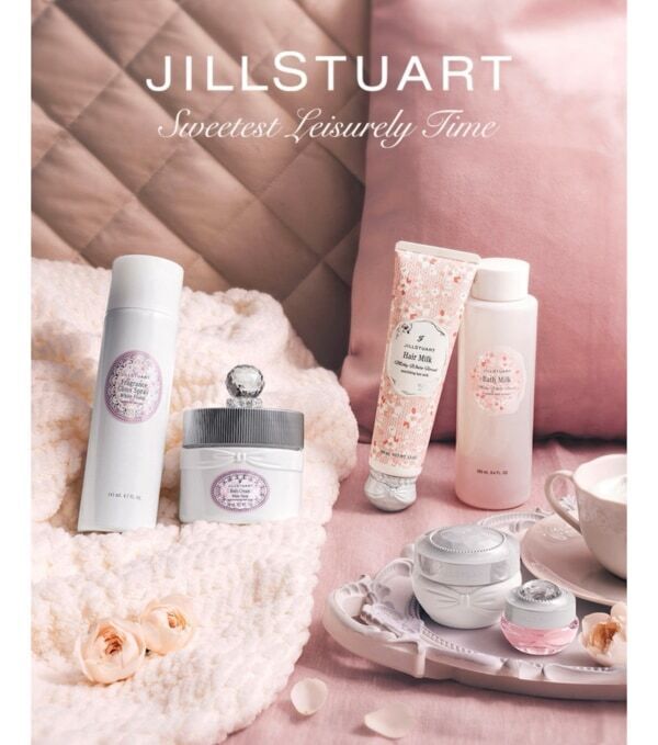 ジルスチュアート　ビューティのボディクリーム＆フレグランスグロススプレーがリニューアル。ぬくもりのある甘さで心までほぐす&#8221;ミルキーホワイトフローラル&#8221;の限定ライフスタイルアイテムも同時発売