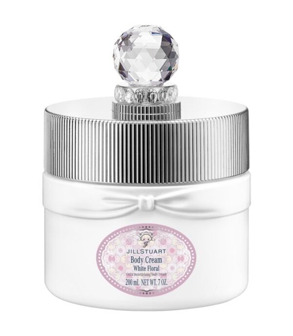 ジルスチュアート　ビューティのボディクリーム＆フレグランスグロススプレーがリニューアル。ぬくもりのある甘さで心までほぐす&#8221;ミルキーホワイトフローラル&#8221;の限定ライフスタイルアイテムも同時発売