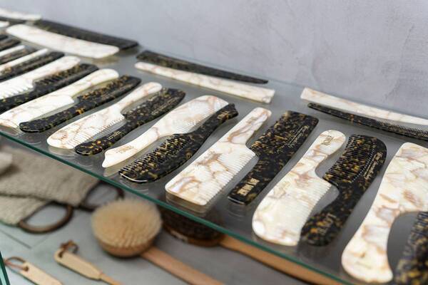 ギフトにおすすめの「オフィシーヌ・ユニヴェルセル・ビュリー」アイテム3選。刻印サービスも、ラッピングもすてき！