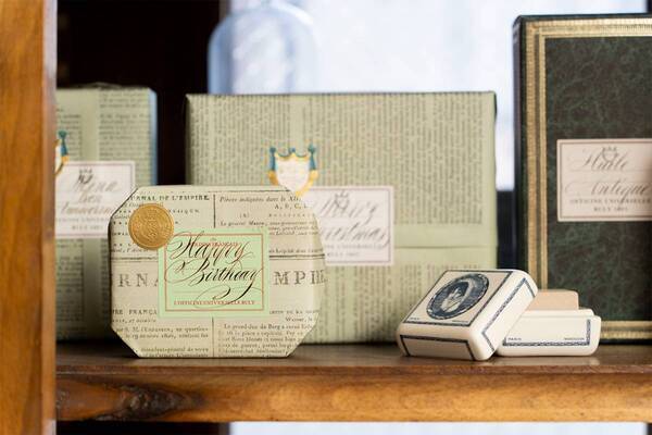 ギフトにおすすめの「オフィシーヌ・ユニヴェルセル・ビュリー」アイテム3選。刻印サービスも、ラッピングもすてき！