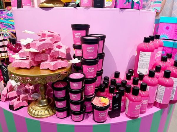 LUSHのクリスマスコレクションがお披露目！　大人気の「スノーフェアリー」シリーズなど全78アイテムをチェックしてきた