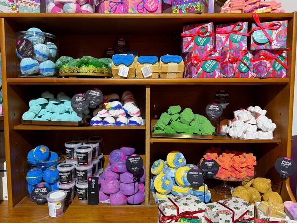 LUSHのクリスマスコレクションがお披露目！　大人気の「スノーフェアリー」シリーズなど全78アイテムをチェックしてきた