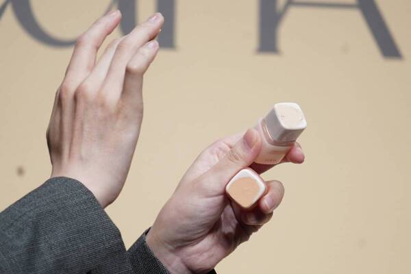 韓国コスメ「LUNA」アンバサダー、IVE REIが愛用コスメを公開！　新感覚“削り出すコンシーラー”のおすすめポイントを語る