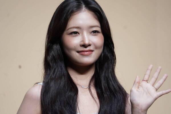 韓国コスメ「LUNA」アンバサダー、IVE REIが愛用コスメを公開！　新感覚“削り出すコンシーラー”のおすすめポイントを語る