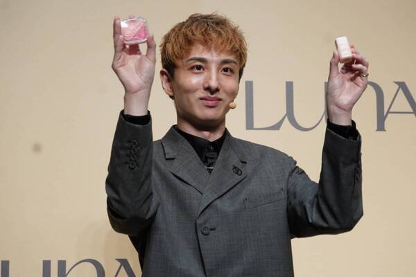 韓国コスメ「LUNA」アンバサダー、IVE REIが愛用コスメを公開！　新感覚“削り出すコンシーラー”のおすすめポイントを語る