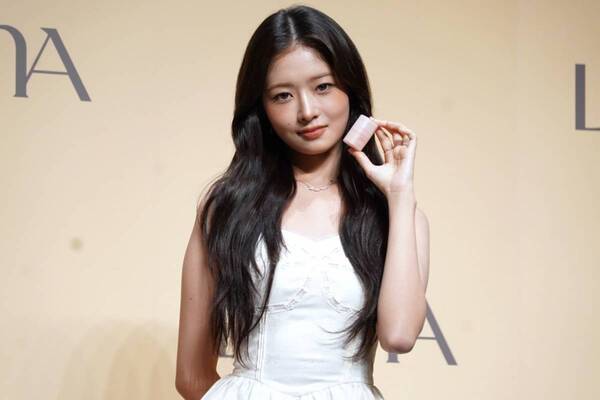 韓国コスメ「LUNA」アンバサダー、IVE REIが愛用コスメを公開！　新感覚“削り出すコンシーラー”のおすすめポイントを語る