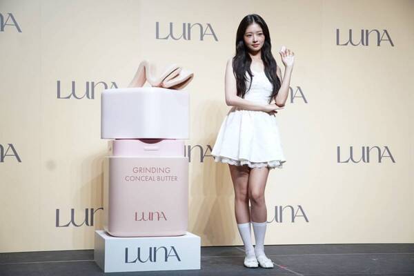韓国コスメ「LUNA」アンバサダー、IVE REIが愛用コスメを公開！　新感覚“削り出すコンシーラー”のおすすめポイントを語る