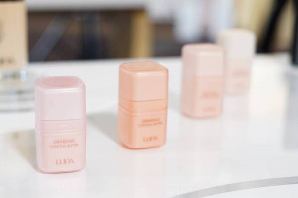 韓国コスメ「LUNA」アンバサダー、IVE REIが愛用コスメを公開！　新感覚“削り出すコンシーラー”のおすすめポイントを語る