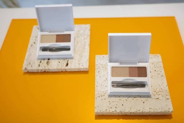 かじえりプロデュース『エナモル』からアイブロウペンシル＆パウダー新発売！　楽に美眉がかなう“沼ブロウ”