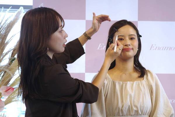 かじえりプロデュース『エナモル』からアイブロウペンシル＆パウダー新発売！　楽に美眉がかなう“沼ブロウ”