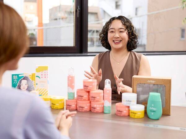 扱いづらいくせ毛をすてきな個性に変える！　カーリーガールリンさんと学ぶ、コテなしで作る「くせ毛カールヘア」スタイリング法