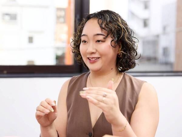 扱いづらいくせ毛をすてきな個性に変える！　カーリーガールリンさんと学ぶ、コテなしで作る「くせ毛カールヘア」スタイリング法