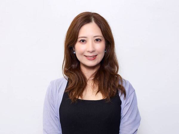 扱いづらいくせ毛をすてきな個性に変える！　カーリーガールリンさんと学ぶ、コテなしで作る「くせ毛カールヘア」スタイリング法