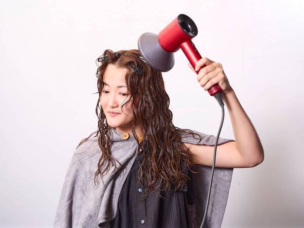 扱いづらいくせ毛をすてきな個性に変える！　カーリーガールリンさんと学ぶ、コテなしで作る「くせ毛カールヘア」スタイリング法