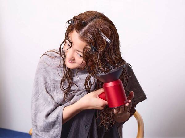 扱いづらいくせ毛をすてきな個性に変える！　カーリーガールリンさんと学ぶ、コテなしで作る「くせ毛カールヘア」スタイリング法