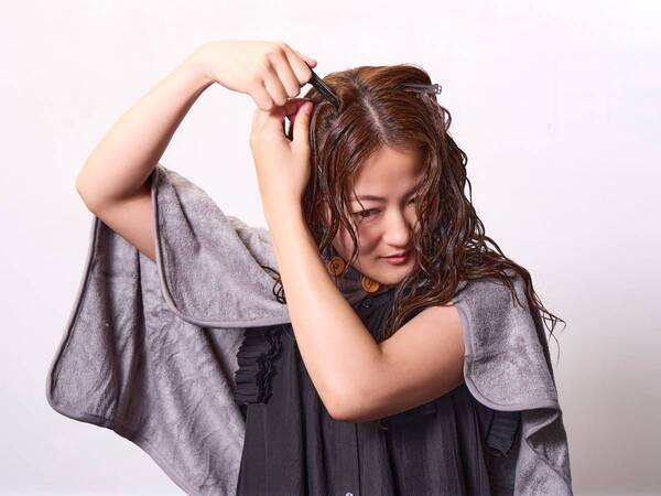 扱いづらいくせ毛をすてきな個性に変える！　カーリーガールリンさんと学ぶ、コテなしで作る「くせ毛カールヘア」スタイリング法