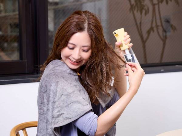 扱いづらいくせ毛をすてきな個性に変える！　カーリーガールリンさんと学ぶ、コテなしで作る「くせ毛カールヘア」スタイリング法