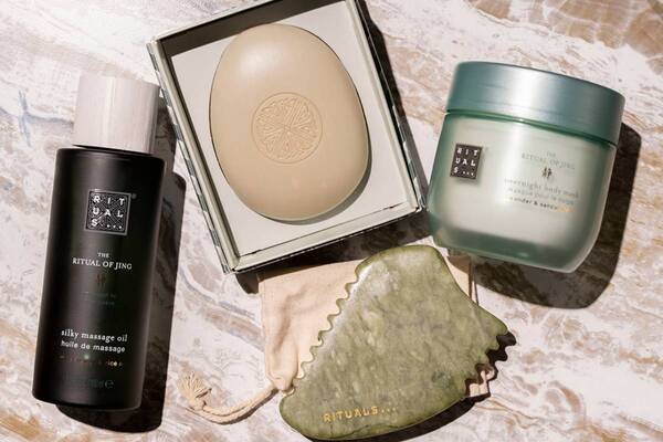 静かな心を手に入れる「リチュアルズ」の新・ご自愛コスメ。3,300円のお得なホリデー限定セットも