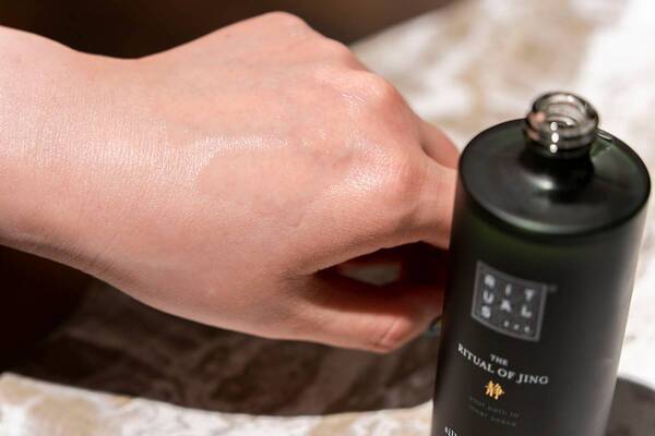 静かな心を手に入れる「リチュアルズ」の新・ご自愛コスメ。3,300円のお得なホリデー限定セットも