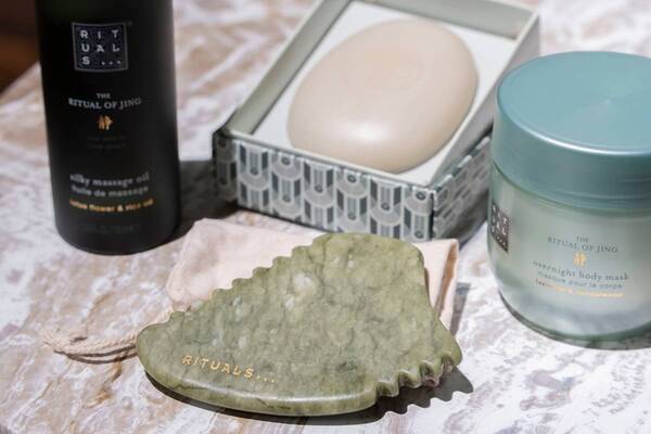 静かな心を手に入れる「リチュアルズ」の新・ご自愛コスメ。3,300円のお得なホリデー限定セットも