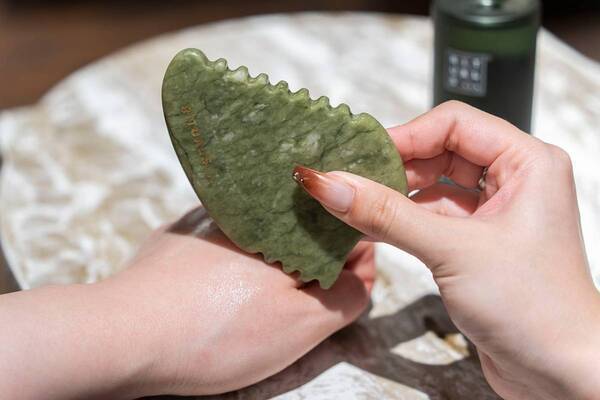 静かな心を手に入れる「リチュアルズ」の新・ご自愛コスメ。3,300円のお得なホリデー限定セットも