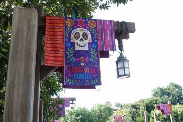 色鮮やかな“死者の日”の世界へ!?　東京ディズニーシー「ラソス・デ・ラ・ファミリア」を楽しむ3つのポイント