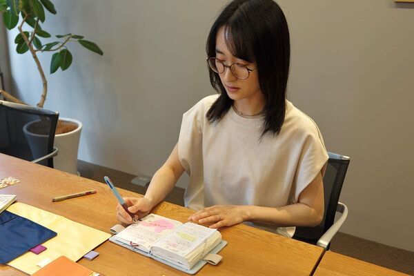 あえて今、手書きのダイアリーが注目されている理由とは？　『ほぼ日手帳』デザイナーに聞く、「書くこと」の力