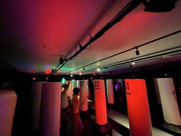“一人になりたい”夜は、音と光の中へ。仕事終わりのアラサー女子が暗闇ボクシングで全力デトックス体験