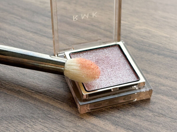 RMKの偏光パールアイシャドウが買い！　マンネリな目もとを秋冬モードへ