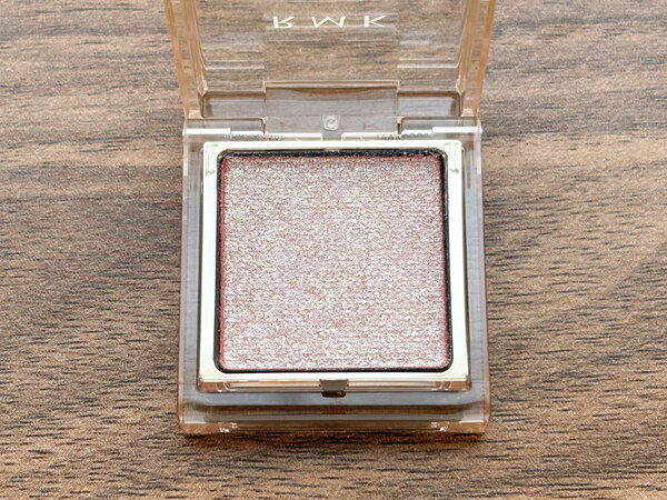 RMKの偏光パールアイシャドウが買い！　マンネリな目もとを秋冬モードへ